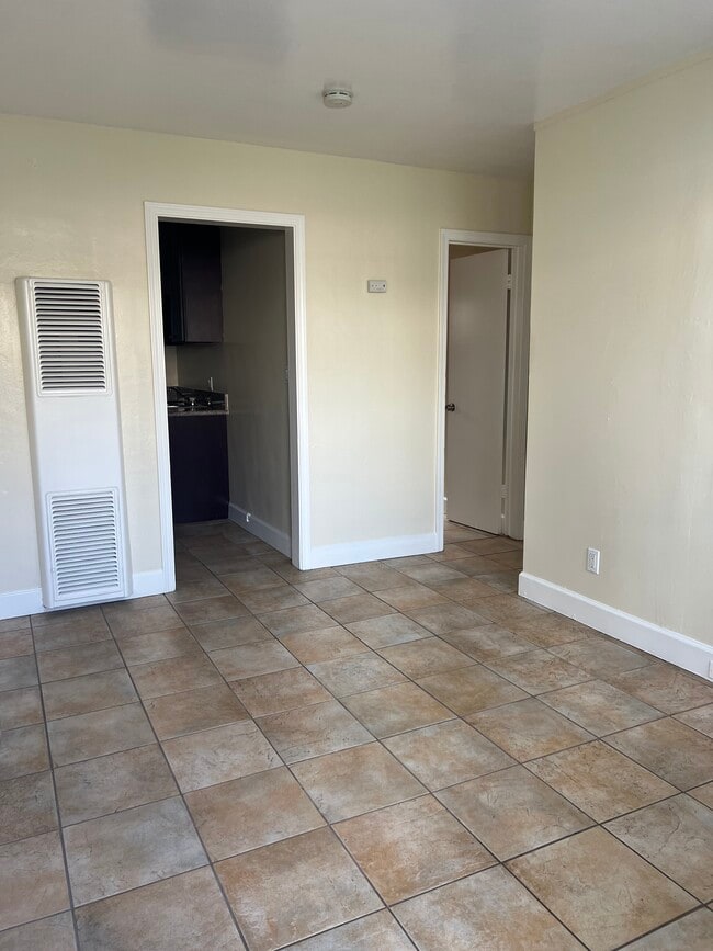 Living area - 2252 Morley St