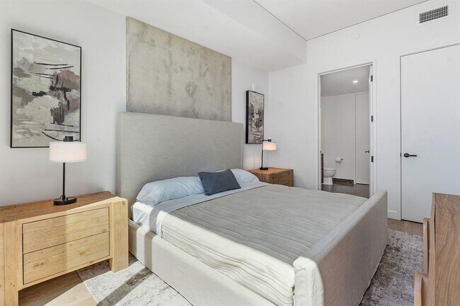 Building Photo - 610 Davis St