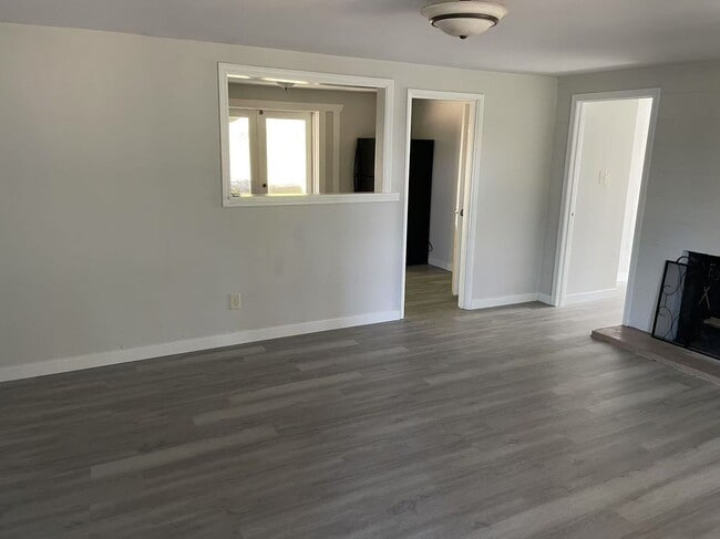 Building Photo - Nice 3-bed, 1 -bath single family house wi...