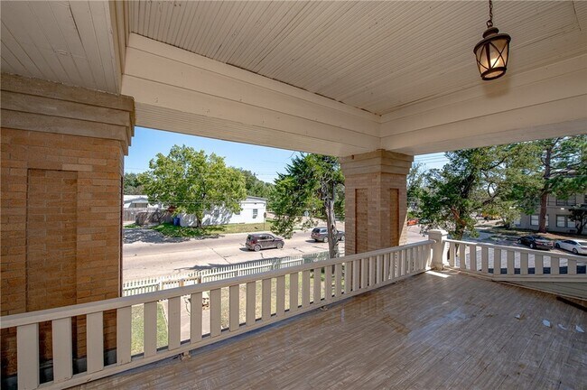 Building Photo - 206 S Sims Ave