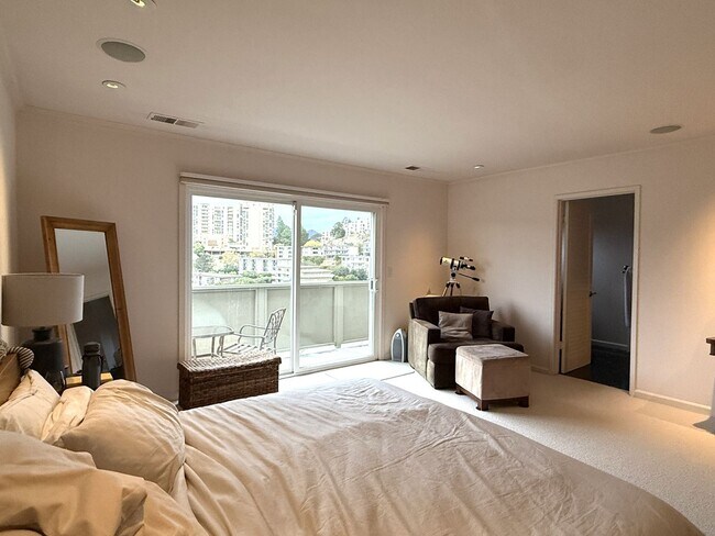 Building Photo - 4 bed, 2.5 bath top floor corner unit cond...