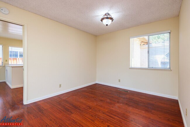 Building Photo - Lovely Blossom Valley Home