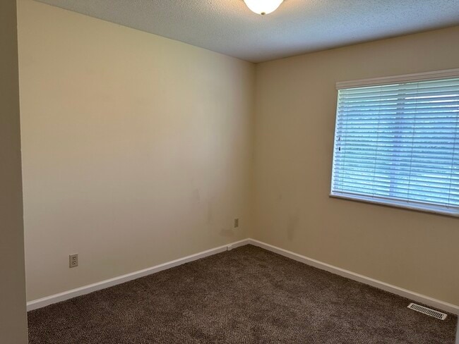 Building Photo - Townhome in Ballwin!!