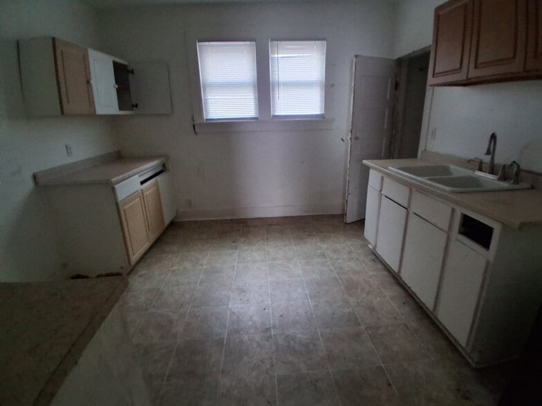 Building Photo - 1729 N Woodford St