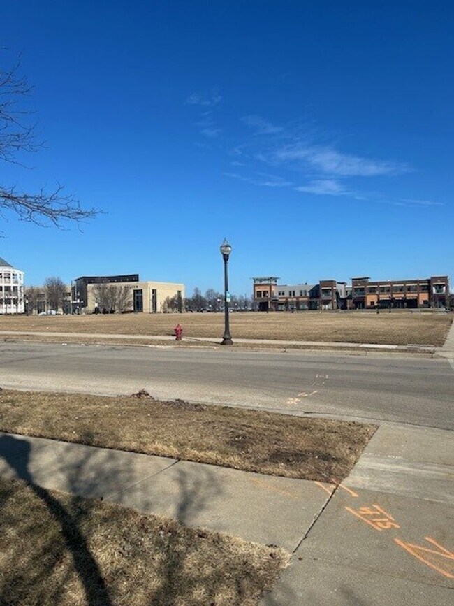 Building Photo - 2 Bedroom Harbor Park Condo - Just Blocks From the Lake