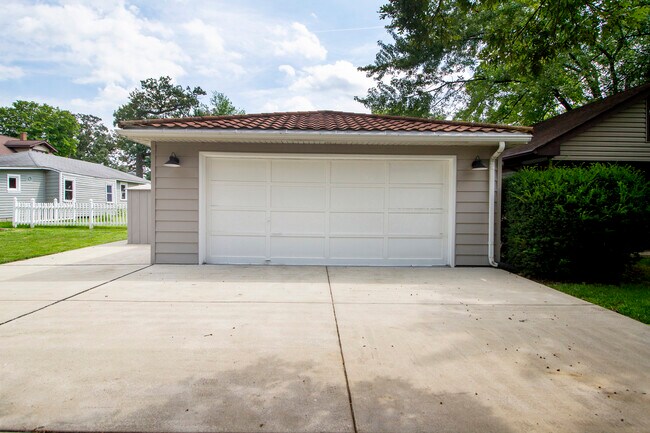 Building Photo - 724 Warner Ave