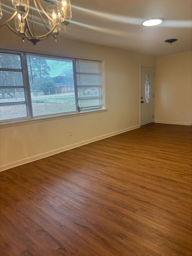 Building Photo - Great 4 bed 2 bath home located in Canton