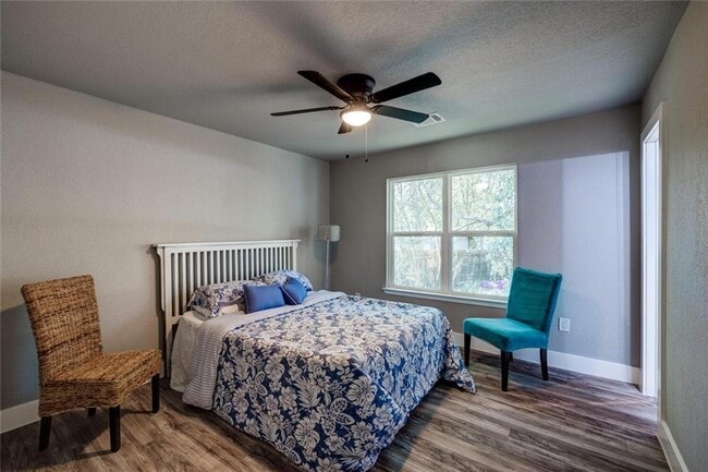 Building Photo - 2321 Lakehurst Dr