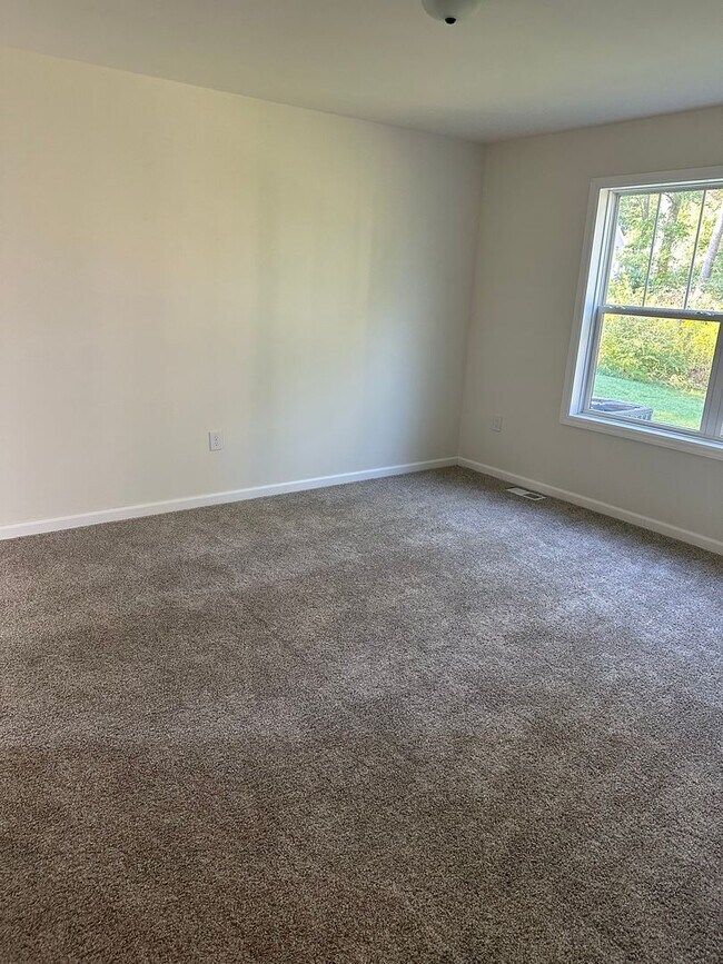 Building Photo - Newer Boalsburg house available September!!