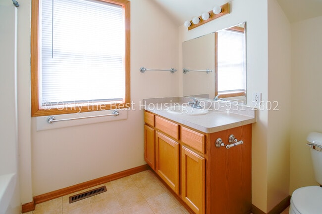 Building Photo - 611 E Burnett St