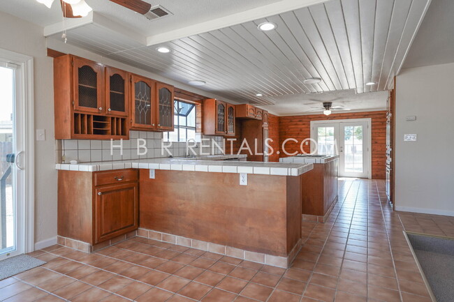 Building Photo - Spacious Family Retreat in Manteca, Ready ...