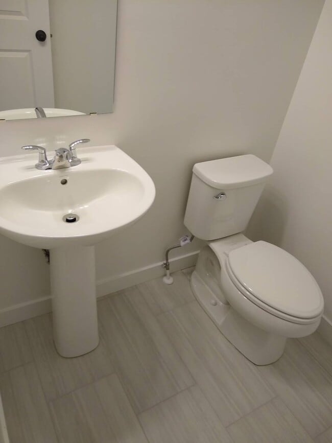 Building Photo - Pet Friendly Gorgeous Row End Townhome w 2...