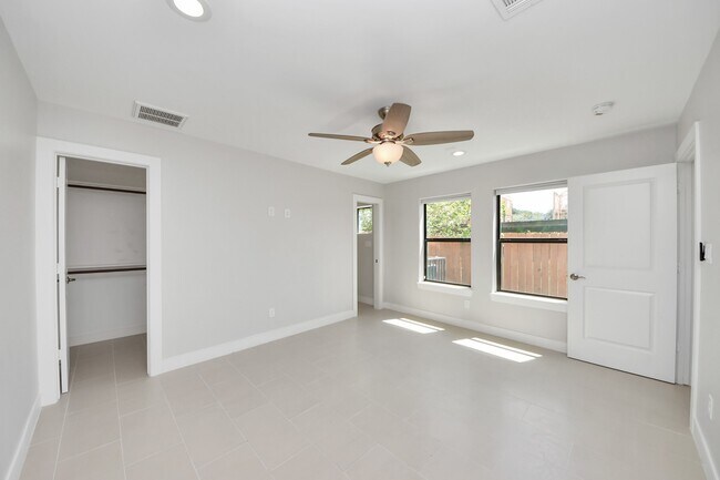 Building Photo - 1112 Amundsen St