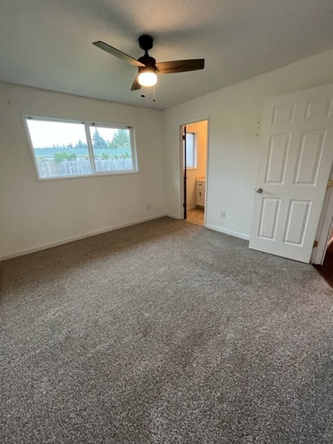 Building Photo - $500 off first full month! 3 Bedroom 2 Bath McMinnville OR