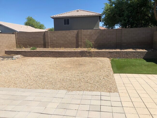 Building Photo - 11818 W Sunnyside Dr