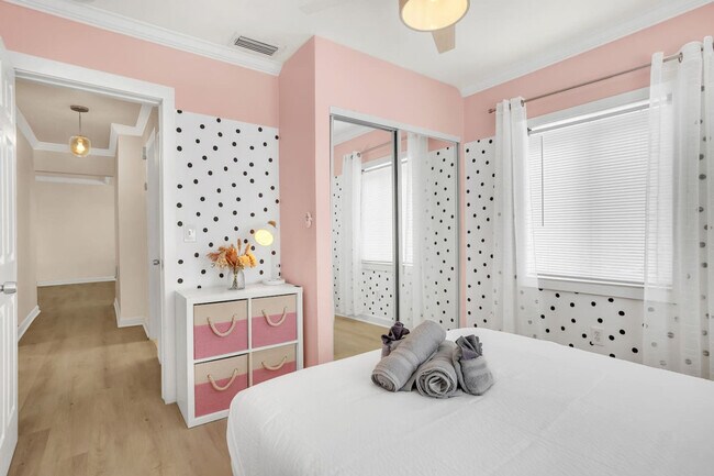 Building Photo - 571 Lee Dr