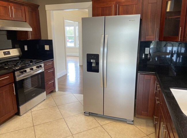 Building Photo - Top Floor Remodeled 2BD/1BA Flat Available Now!