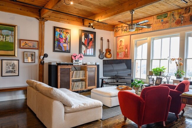 Building Photo - 711 William St