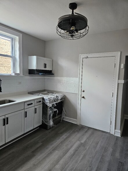 Building Photo - 8309 S Throop St