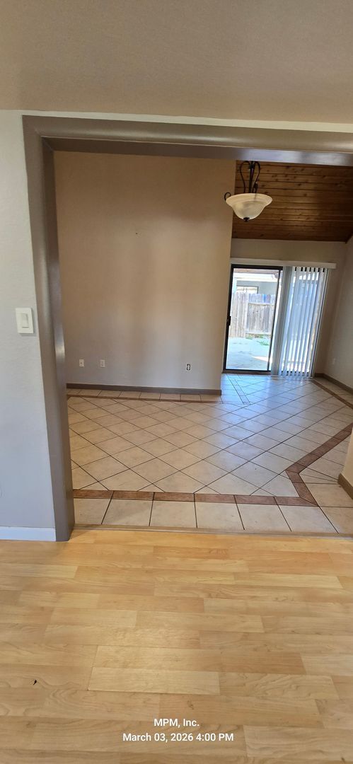 Building Photo - 3 bedroon 2 bath home