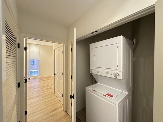 Building Photo - 6340 W Belmont Ave