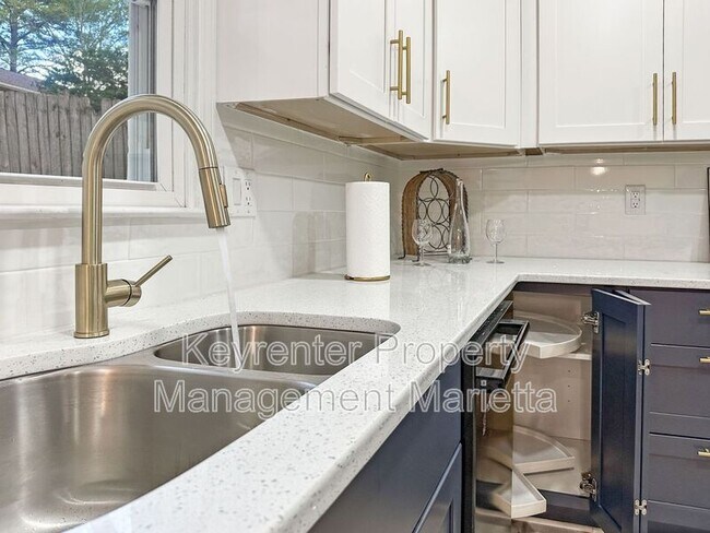 Building Photo - 651 Inglis Dr S E