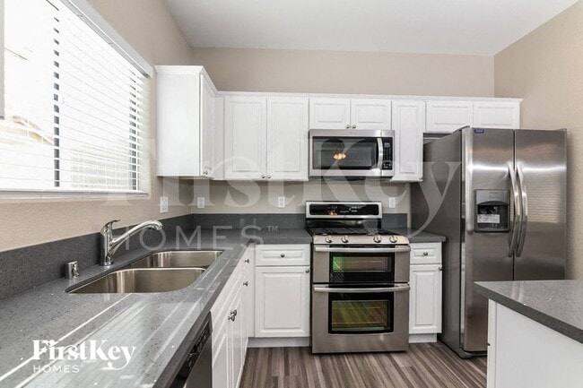 Building Photo - 934 E Shady Charmer Ave