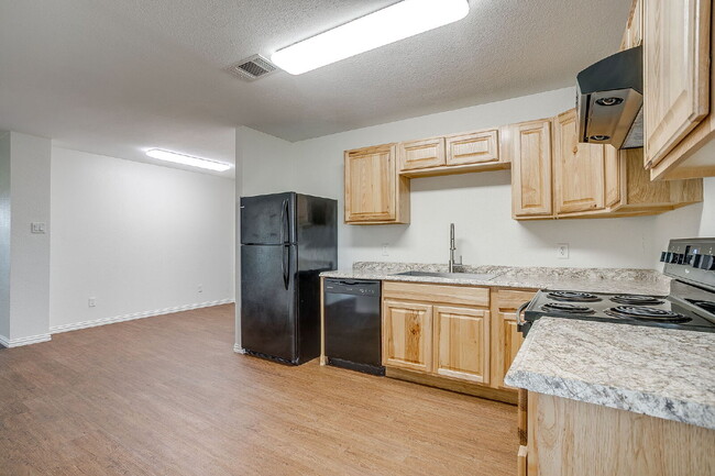 Building Photo - Updated Duplex in Weatherford with large y...