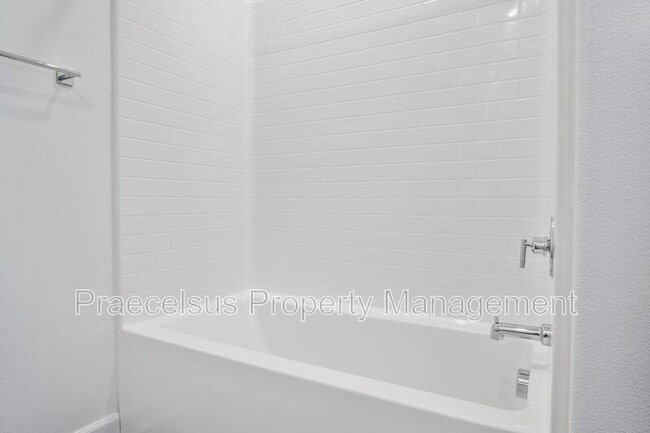 Building Photo - 824 Makani St