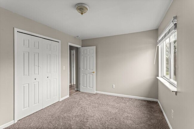 Building Photo - Beautiful 3 bedroom with updates galore- HEAT, Water and Sewer included !