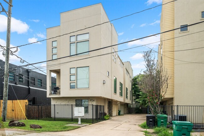 Building Photo - 904 Roy St