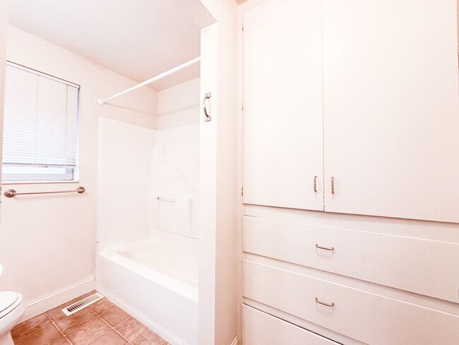 Building Photo - Perfect 1BR 1BA Home in Holladay!