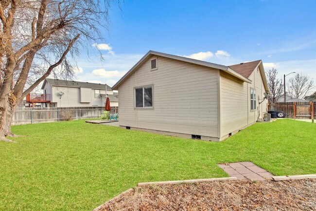 Building Photo - 1213 Cattail St