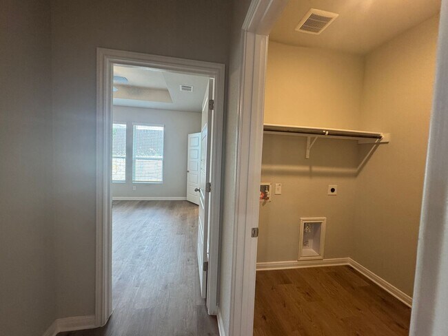 Building Photo - Stunning 3x2 Luxury Duplex in Buda, TX!