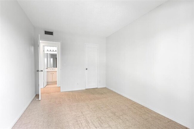Building Photo - 410 Fanshaw J