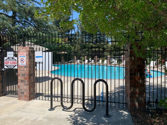 Building Photo - Updated 2 bedroom 1 bath condo in a quiet park like setting with a community pool