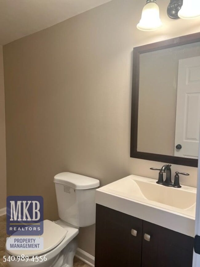 Building Photo - Spacious 3 Bedroom/ 2.5 Bath Home