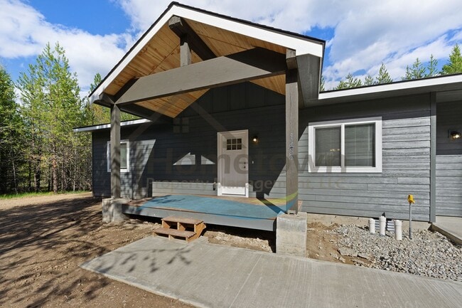 Building Photo - 2 Bedroom 1 Bathroom Home with a Single Car Garage Available in Blanchard!