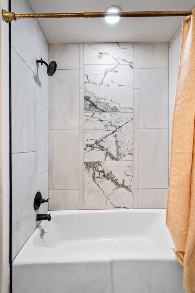 Building Photo - Charming and Renovated 4 Bedroom 2 Bathroo...