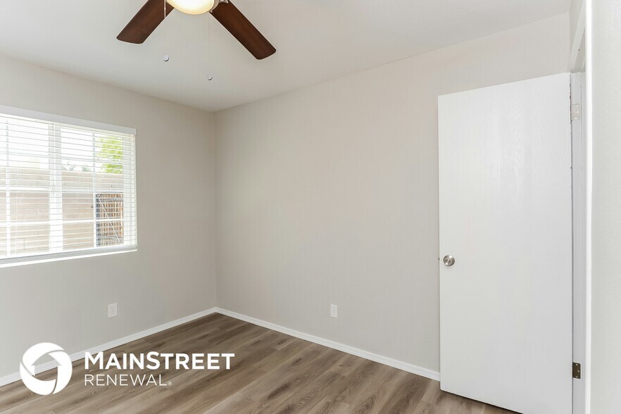 Building Photo - 555 N Elm