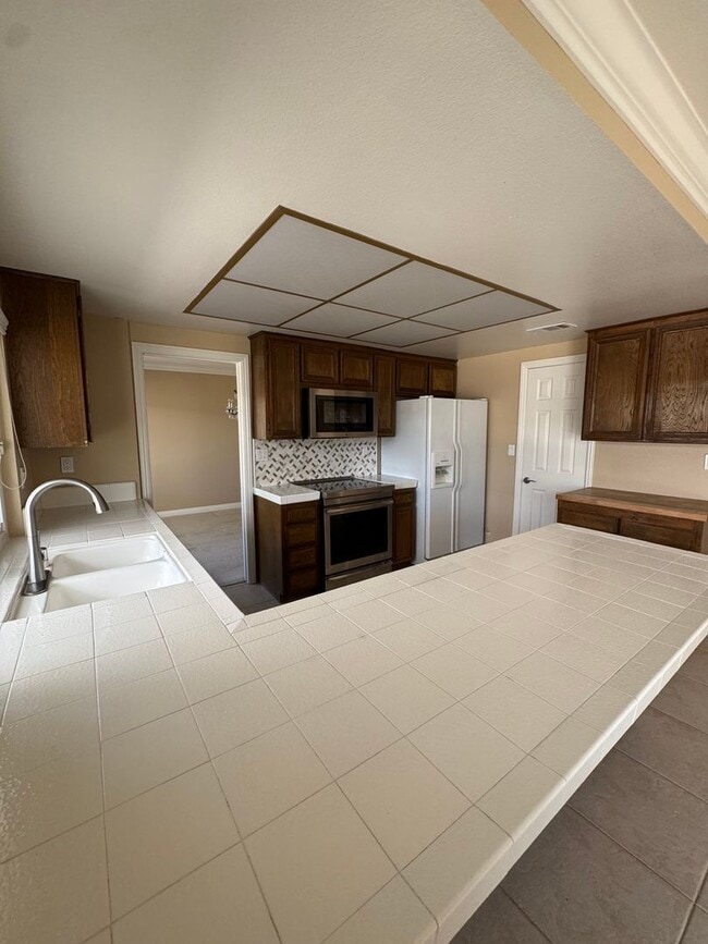 Building Photo - Prime Cul-de-Sac Location with Expansive Backyard