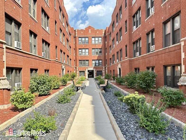 Building Photo - 3937 N Janssen Ave