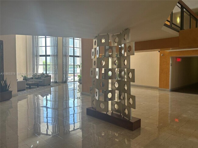 Building Photo - 400 Leslie Dr