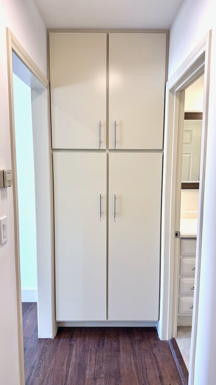 linen closet - 2821 1/2 S Sycamore Ave