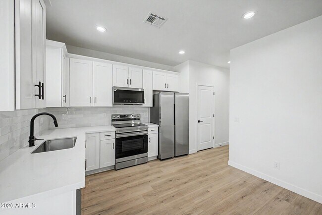 Building Photo - 141 W Latona Rd