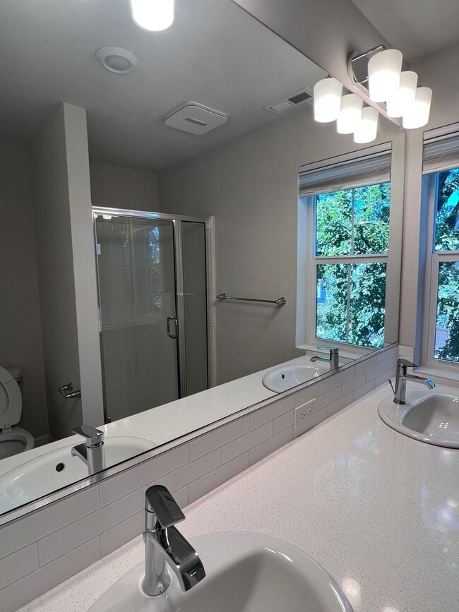 Building Photo - Don't Miss Out On This Beautiful Spacious ...