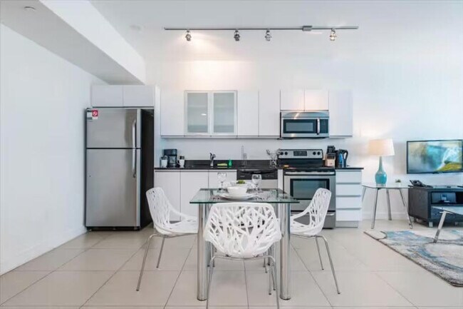 Building Photo - 6551 Collins Ave