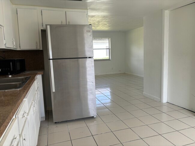 Building Photo - 5904 SW 27th St