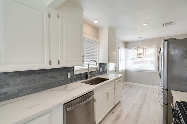 Building Photo - 405 S Fernwood Cir
