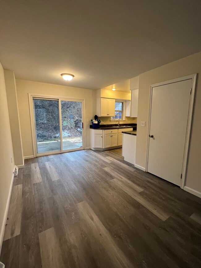 Building Photo - 3 bedroom Townhouse - Northampton School District